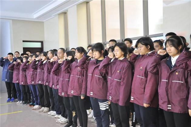 一个男生为什么说跟另外一个男生说“我们两个其中让她来选择”。这是公平竞争吗？这个男生为什么想这样游戏画面